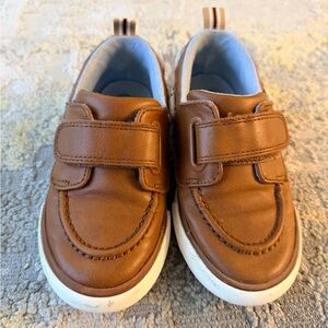 Toddler boys sneakers in brown faux leather. Size 9